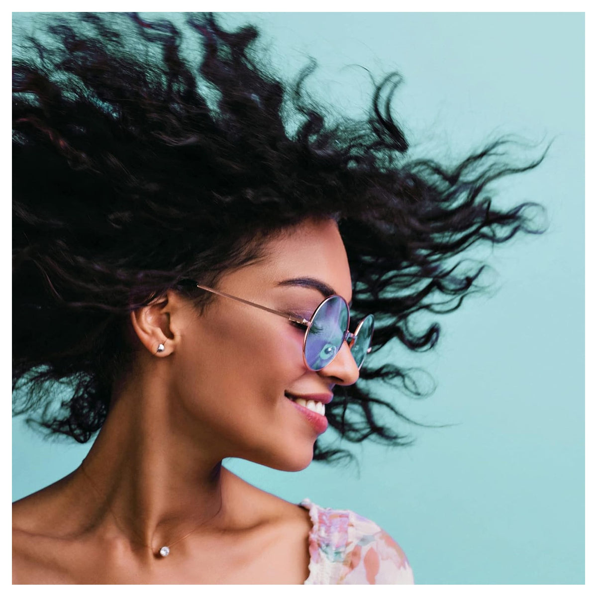 Cheveux bouclés et brillants après le masque OGX