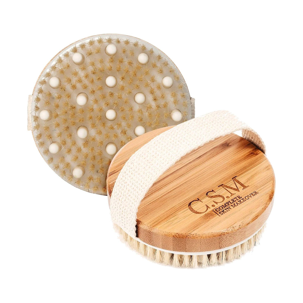 Brosse corps ronde C.S.M en bois avec poils naturels, picots de massage et sangle, sur fond blanc