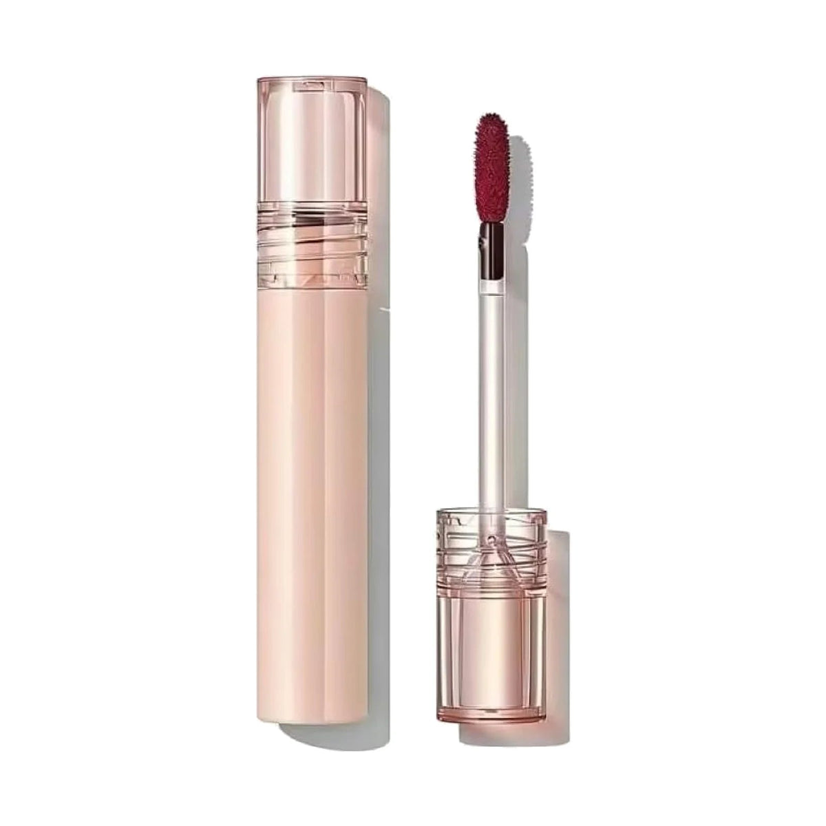 Crayon à lèvres SHEGLAM Fall In Line, teinte Plum Sauce, sur fond blanc